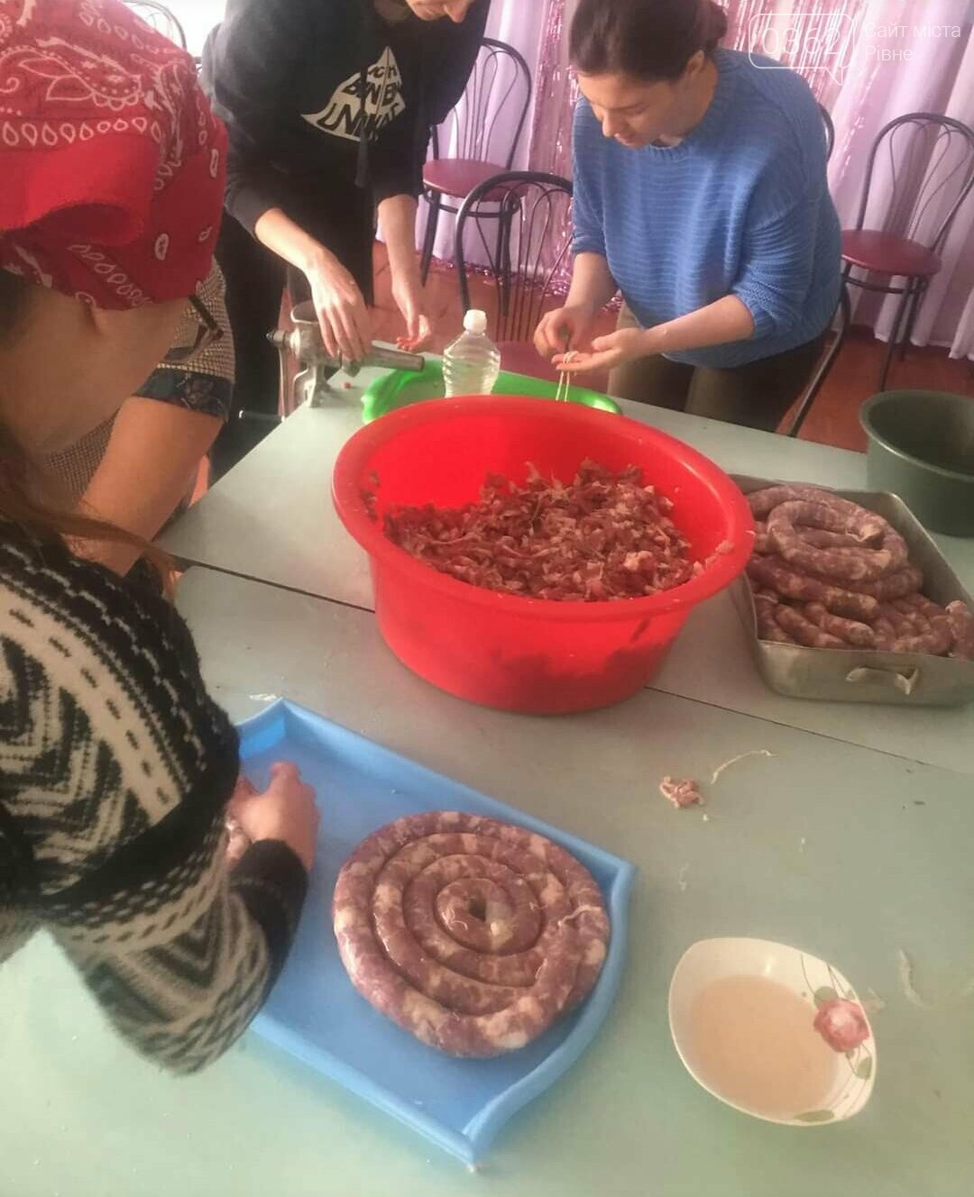 Громада на Рівненщині передала військовим домашню ковбаску приготовану за давнім поліським рецептом