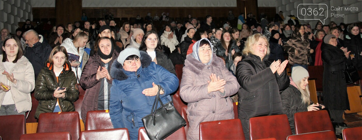 Радивилівські актори народного аматорського театру зібрали для ЗСУ близько 20 тисяч гривень