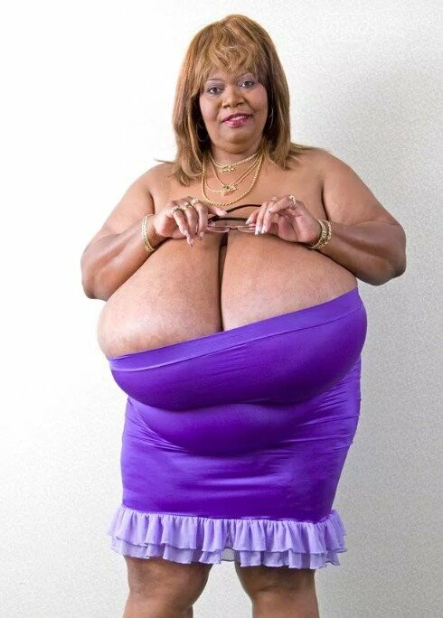 Як виглядає жінка з найбільшим натуральними грудьми у світі