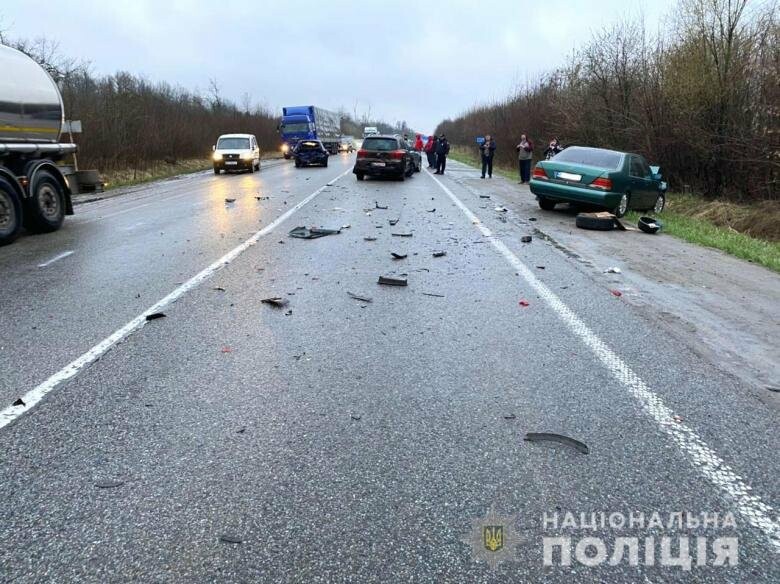 Постраждала тернопільська сім’я: відомі деталі ДТП за участі чотирьох авто у Рівненському районі