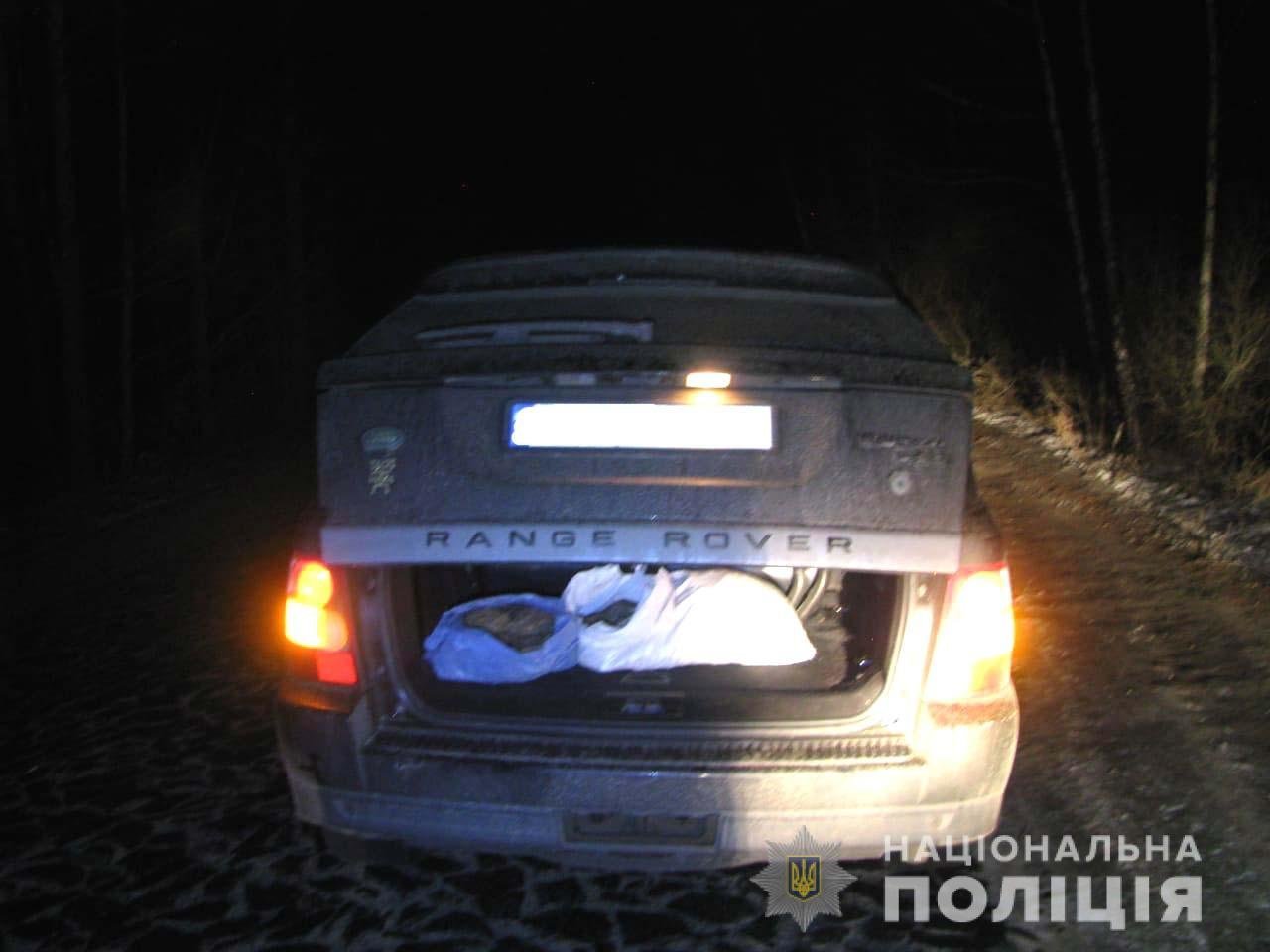 У багажнику «Land Rover» знайдено 15 кілограмів бурштину,..., фото-2 У багажнику «Land Rover» знайдено 15 кілограмів бурштину, що належав молодому зарічненцю, фото-2