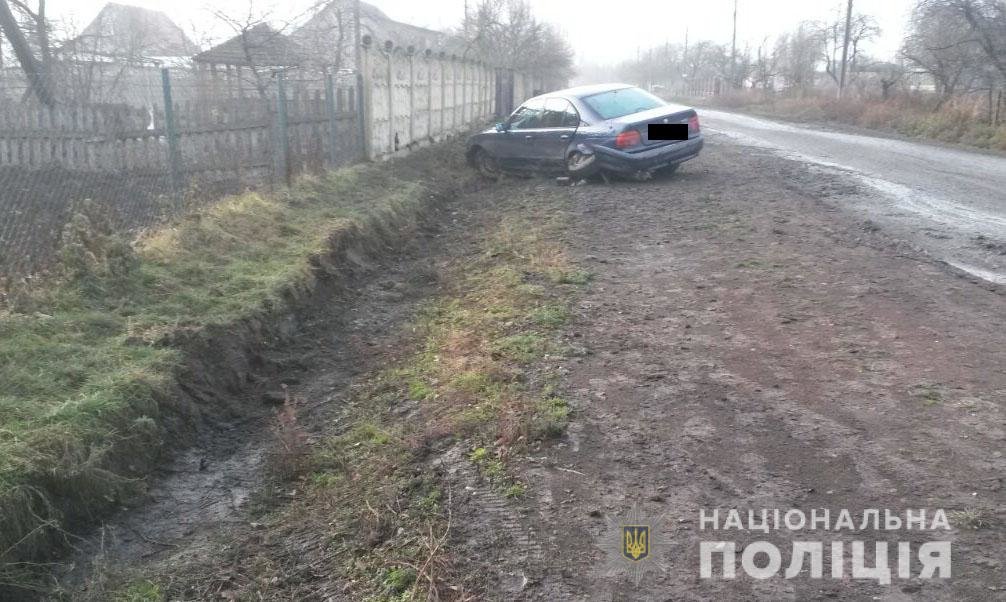 Автомобіль в канаві, а пасажир в лікарні у наслідок ДТП на..., фото-1 Автомобіль в канаві, а пасажир в лікарні у наслідок ДТП на Рівненщині за участі 25-річної водійки "євроблях", фото-1