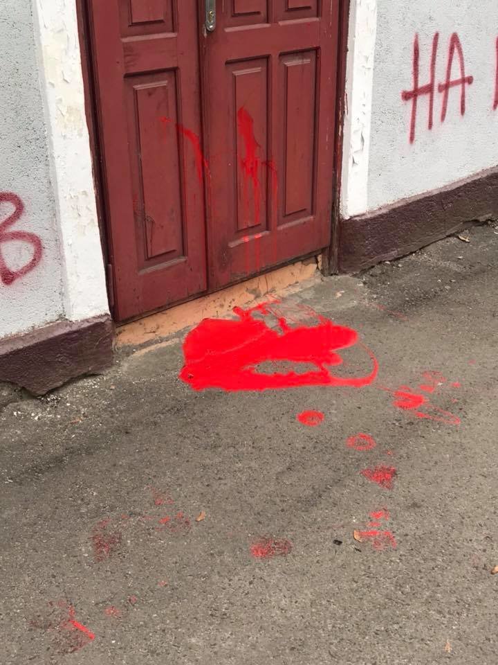 Невідомі у Рівному розмалювали стіни і звинуватили "московс..., фото-1 Невідомі у Рівному розмалювали стіни і звинуватили "московську церкву", фото-1