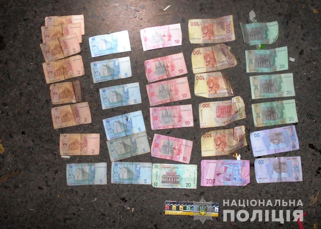 У Рівному чоловік обікрав взуттєву майстерню (ФОТО) , фото-5 У Рівному чоловік обікрав взуттєву майстерню (ФОТО) , фото-5