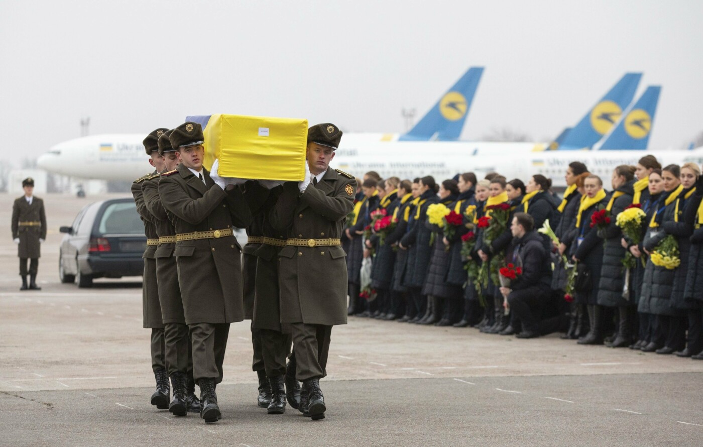 Оберемки квітів й сльози на очах: у столиці зустріли тіла з..., фото-2 Оберемки квітів й сльози на очах: у столиці зустріли тіла загиблих українців в авіакатастрофі під Тегераном (ФОТО), фото-2