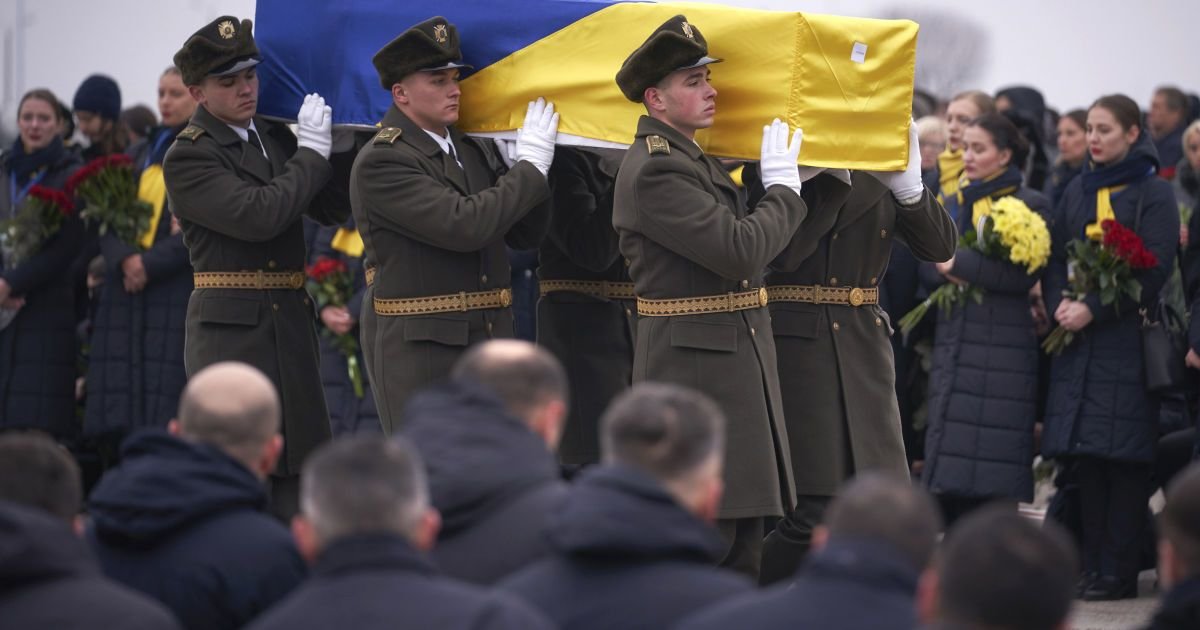 Оберемки квітів й сльози на очах: у столиці зустріли тіла з..., фото-6 Оберемки квітів й сльози на очах: у столиці зустріли тіла загиблих українців в авіакатастрофі під Тегераном (ФОТО), фото-6