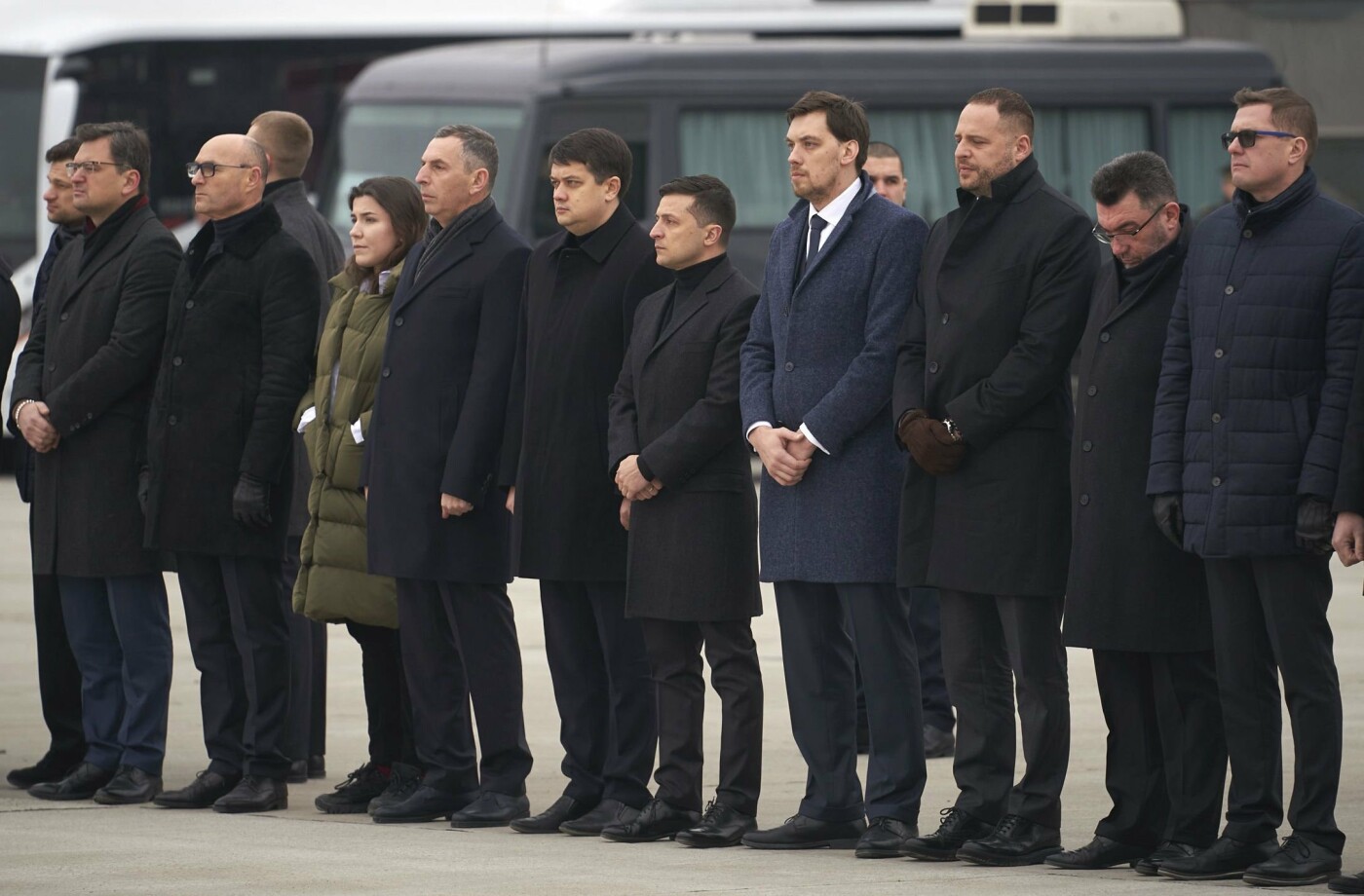 Оберемки квітів й сльози на очах: у столиці зустріли тіла з..., фото-5 Оберемки квітів й сльози на очах: у столиці зустріли тіла загиблих українців в авіакатастрофі під Тегераном (ФОТО), фото-5