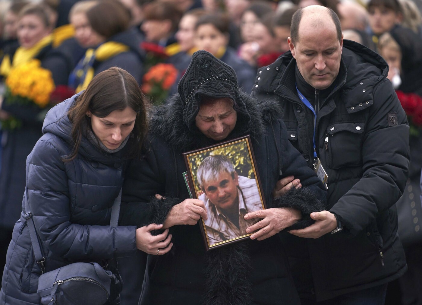 Оберемки квітів й сльози на очах: у столиці зустріли тіла з..., фото-7 Оберемки квітів й сльози на очах: у столиці зустріли тіла загиблих українців в авіакатастрофі під Тегераном (ФОТО), фото-7