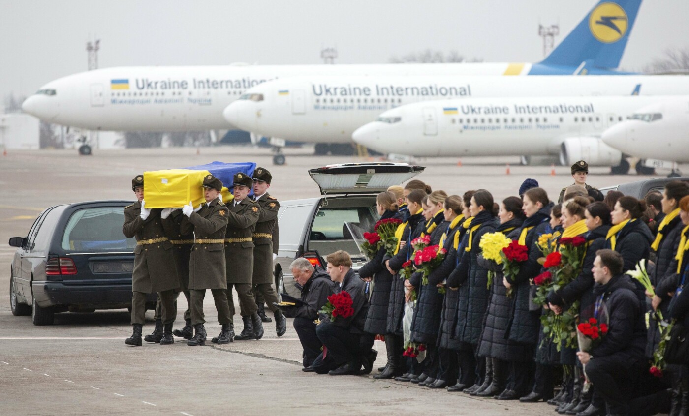 Оберемки квітів й сльози на очах: у столиці зустріли тіла з..., фото-1 Оберемки квітів й сльози на очах: у столиці зустріли тіла загиблих українців в авіакатастрофі під Тегераном (ФОТО), фото-1