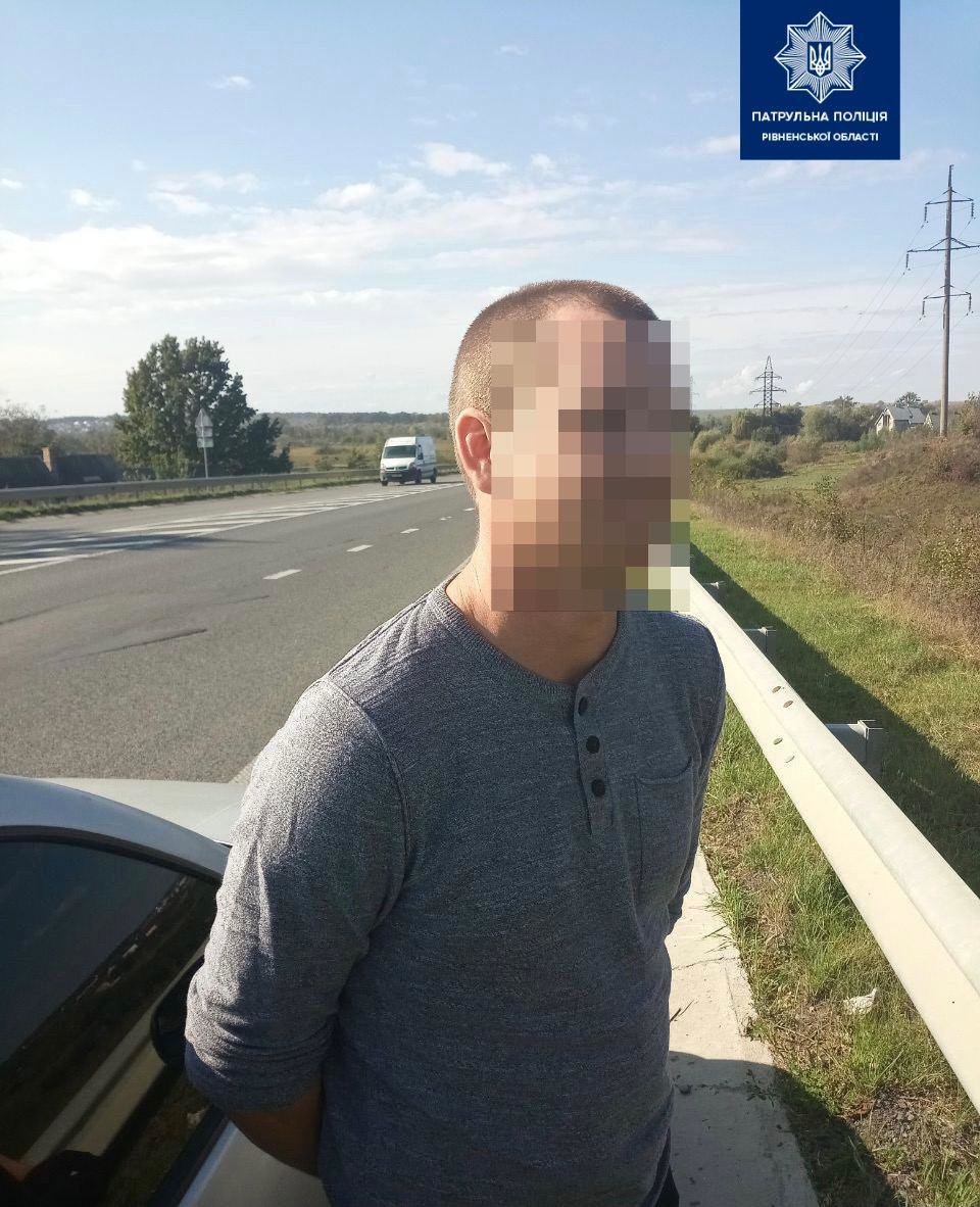 У салоні порушника патрульні виявили 30 кг каміння, схожого..., фото-2 У салоні порушника патрульні виявили 30 кг каміння, схожого на бурштин (ФОТО), фото-2