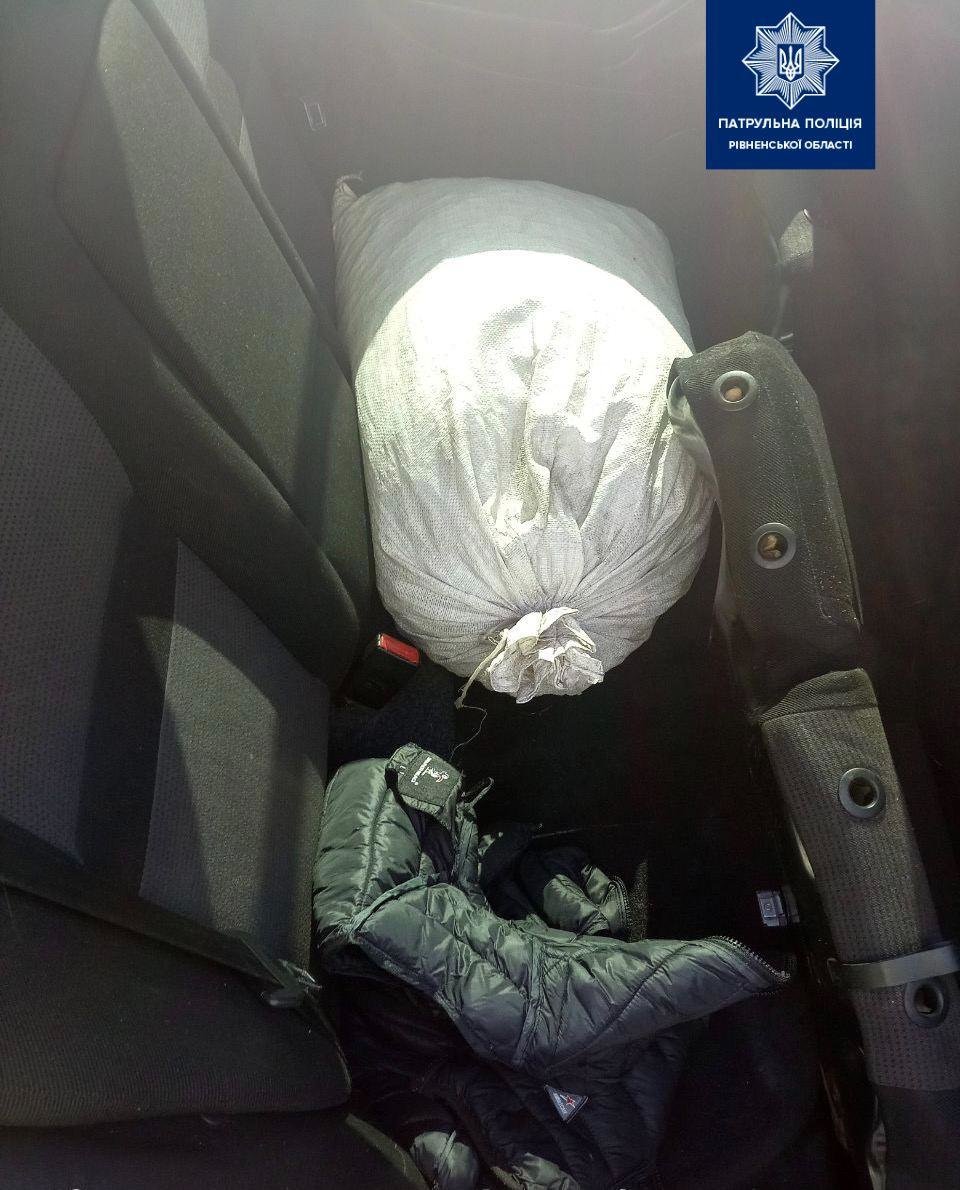 У салоні порушника патрульні виявили 30 кг каміння, схожого..., фото-1 У салоні порушника патрульні виявили 30 кг каміння, схожого на бурштин (ФОТО), фото-1