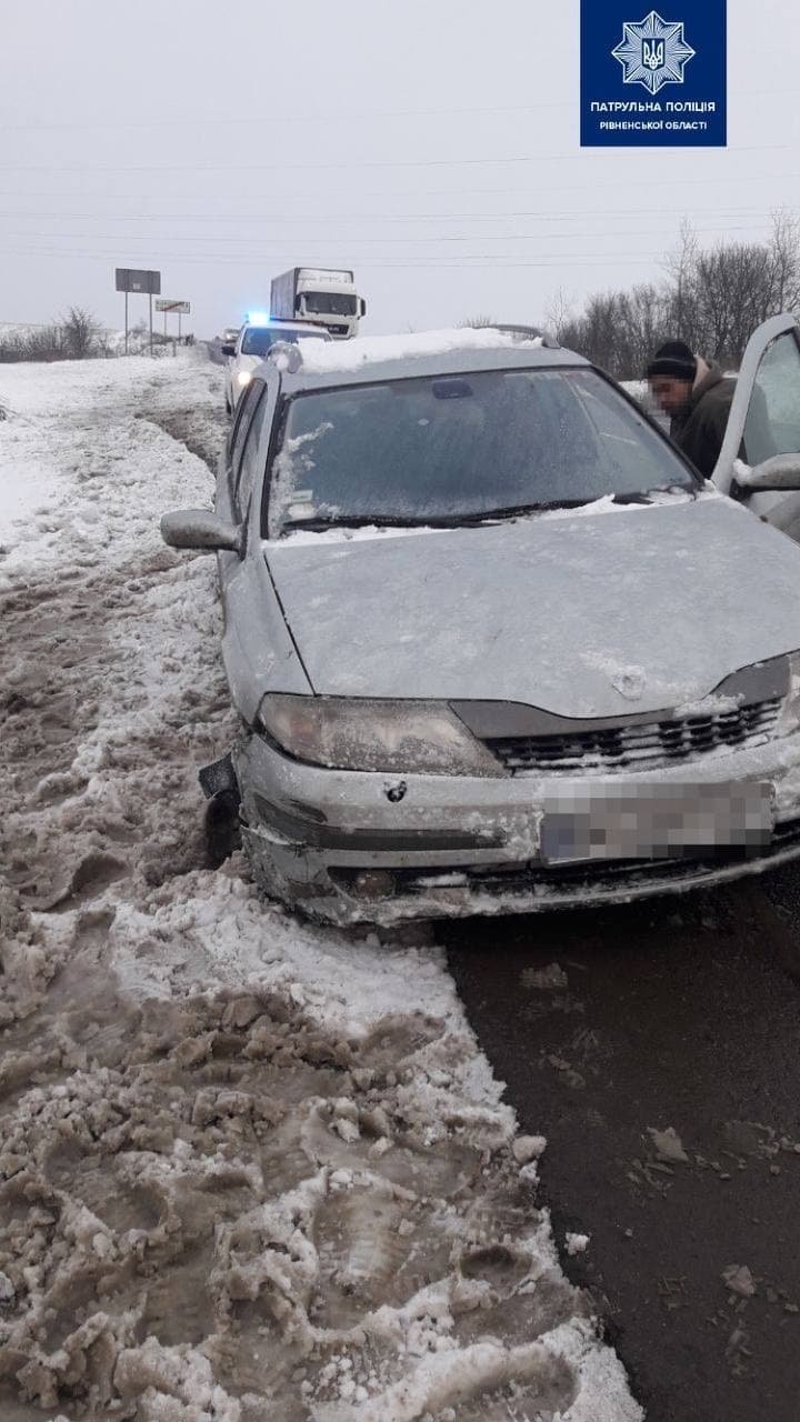 Автівка в'їхала в металевий відбійник на трасі на Рівненщині (ФОТО), фото-1