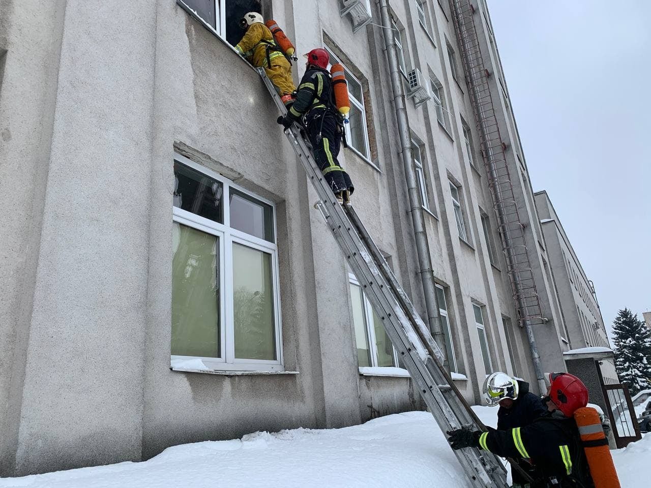 Наразі у приміщенні Рівненської ОДА рятувальники борються з вогнем