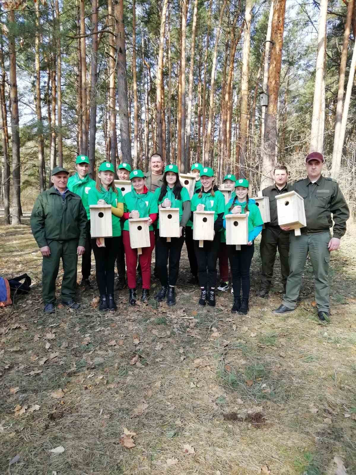 У Костополі лісівники разом з учнями зробили для птахів шпаківні (ФОТО), фото-1