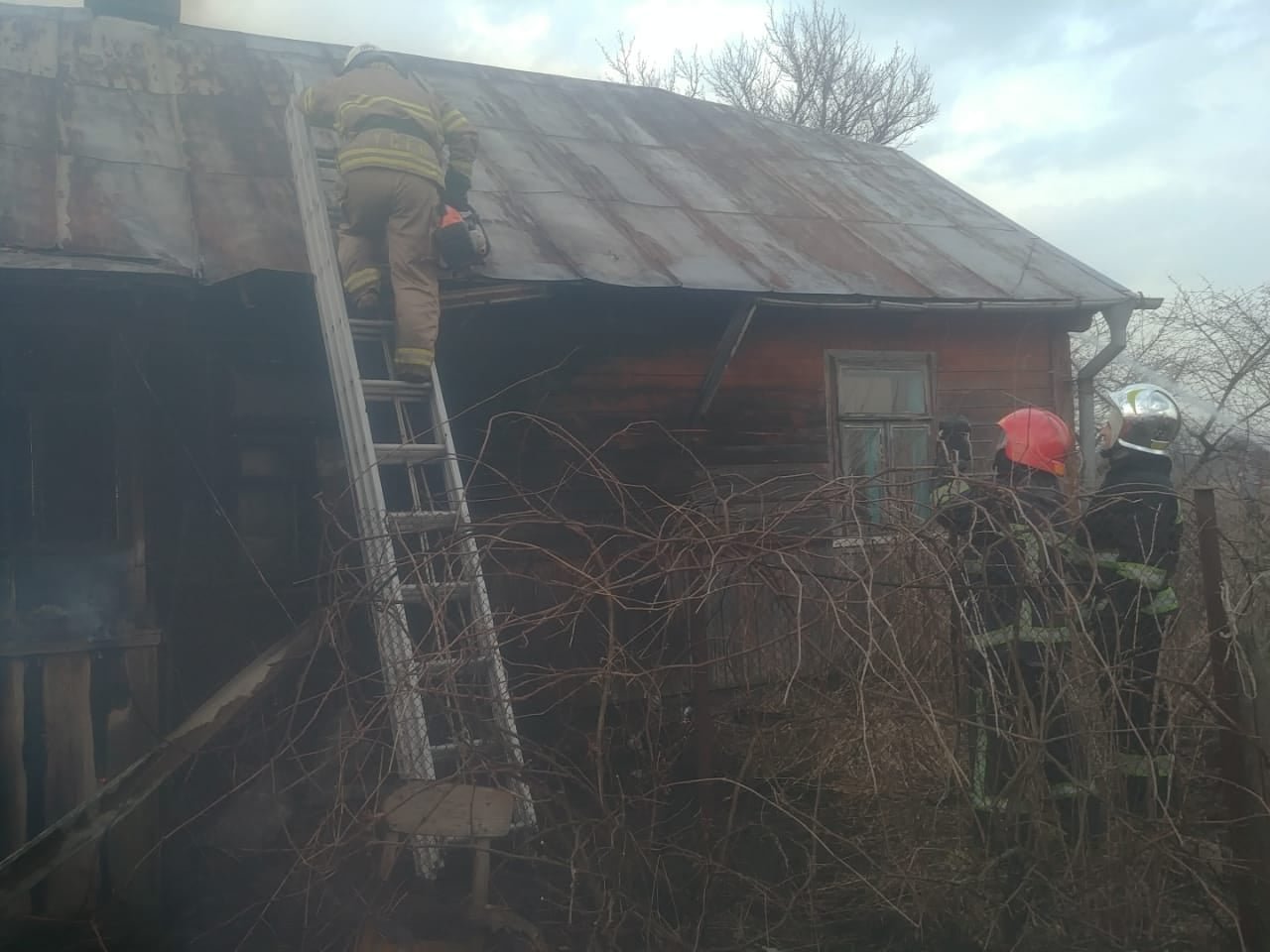 У селі на Рівненщині сталася пожежа: спалахнув сарай, після чого вогонь перекинувся і на сусідній будинок