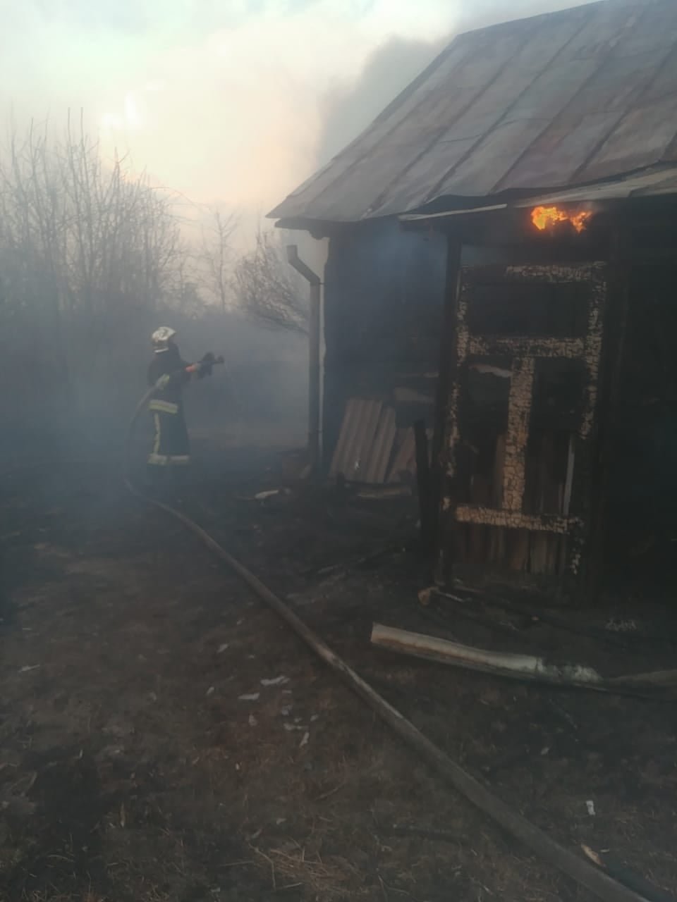 У селі на Рівненщині сталася пожежа: спалахнув сарай, після чого вогонь перекинувся і на сусідній будинок (ФОТО), фото-1