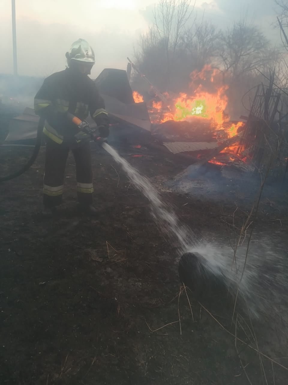 У селі на Рівненщині сталася пожежа: спалахнув сарай, після чого вогонь перекинувся і на сусідній будинок (ФОТО), фото-2