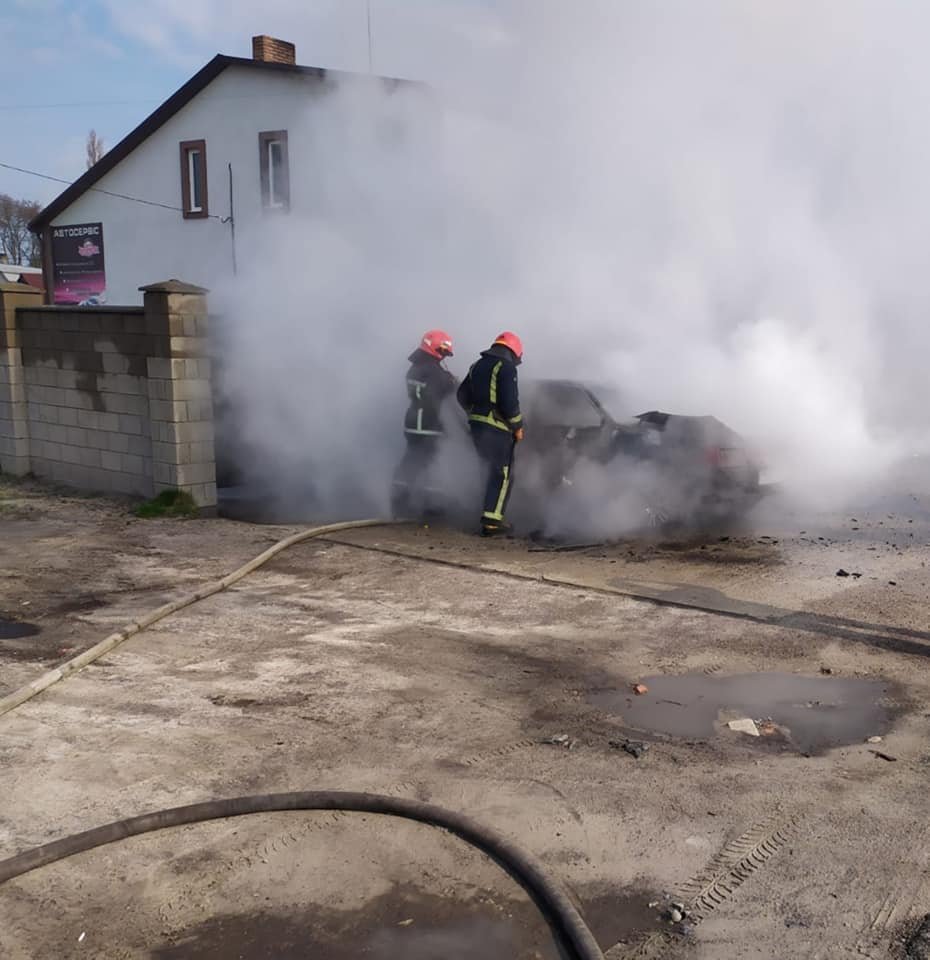 Ще один палаючий автомобіль за цю добу: цього разу в Дубровиці (ФОТО), фото-1