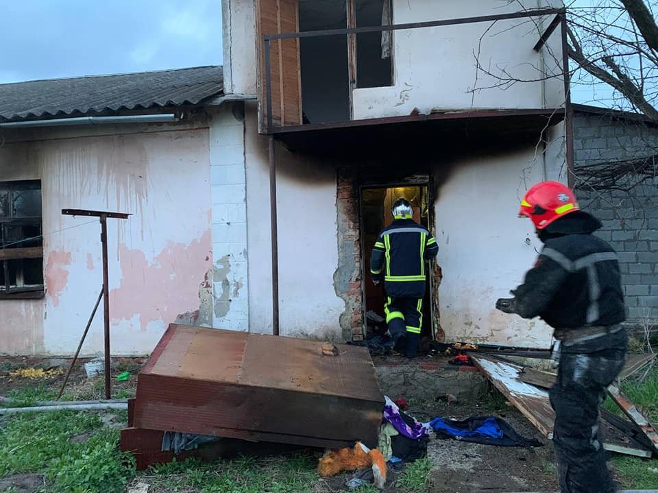 У Здолбунові сталася пожежа: спалахнув будинок, де мешкають три сім’ї (ФОТО) , фото-3