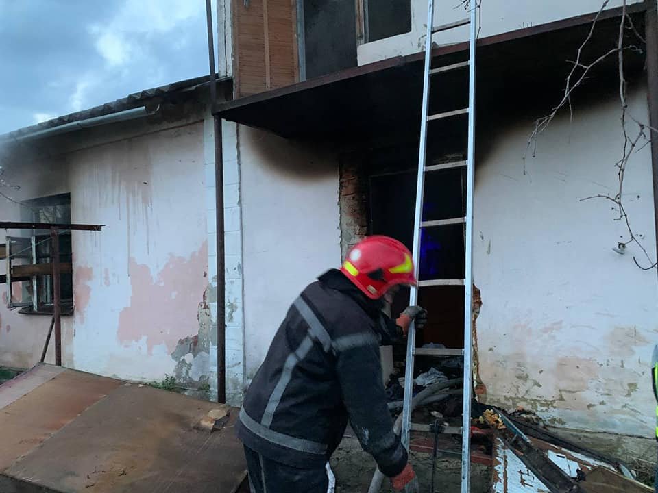 У Здолбунові сталася пожежа: спалахнув будинок, де мешкають три сім’ї (ФОТО) , фото-6