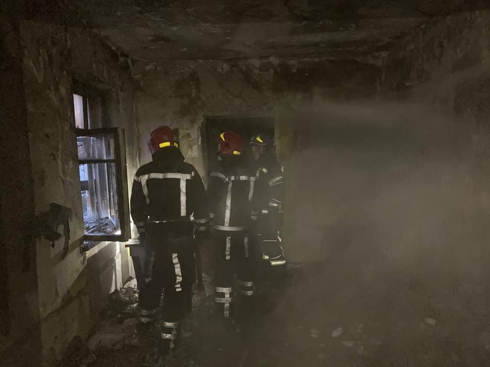 У Здолбунові сталася пожежа: спалахнув будинок, де мешкають три сім’ї (ФОТО) , фото-1
