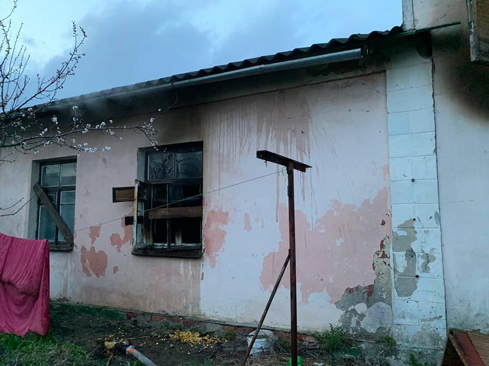 У Здолбунові сталася пожежа: спалахнув будинок, де мешкають три сім’ї (ФОТО) , фото-2