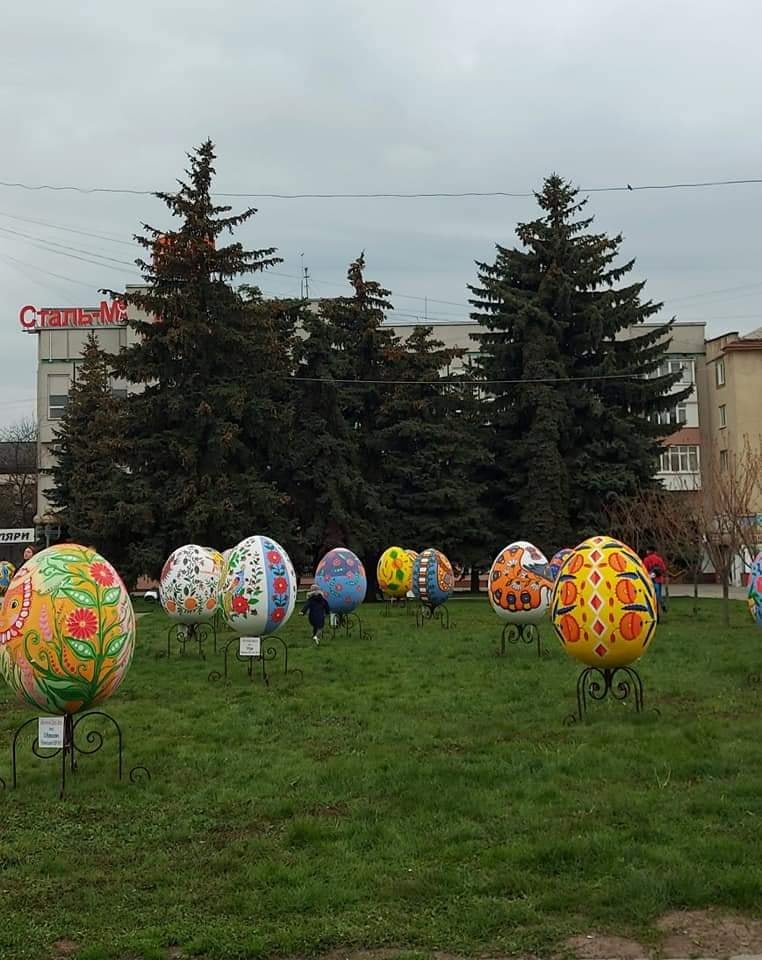 Майдан Незалежності у Рівному прикрашають велетенські писа..., фото-2 Майдан Незалежності у Рівному прикрашають велетенські писанки: скільки це коштувало місту, фото-2