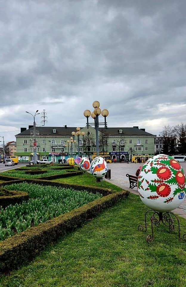 Майдан Незалежності у Рівному прикрашають велетенські писа..., фото-3 Майдан Незалежності у Рівному прикрашають велетенські писанки: скільки це коштувало місту, фото-3