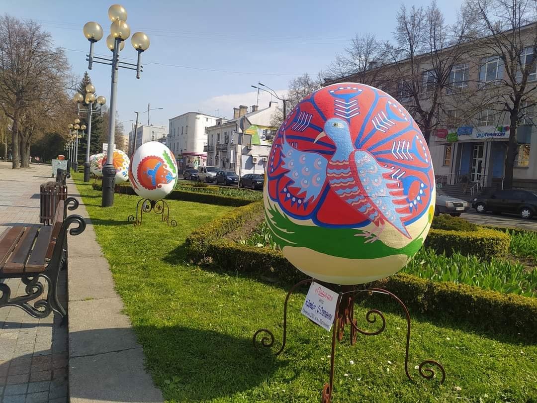 Майдан Незалежності у Рівному прикрашають велетенські писа..., фото-4 Майдан Незалежності у Рівному прикрашають велетенські писанки: скільки це коштувало місту, фото-4