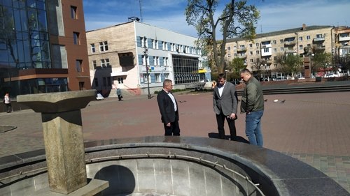 У Костополі комунальники займаються облагородженням міста:..., фото-2 У Костополі комунальники займаються облагородженням міста: готують до запуску фонтан, фото-2
