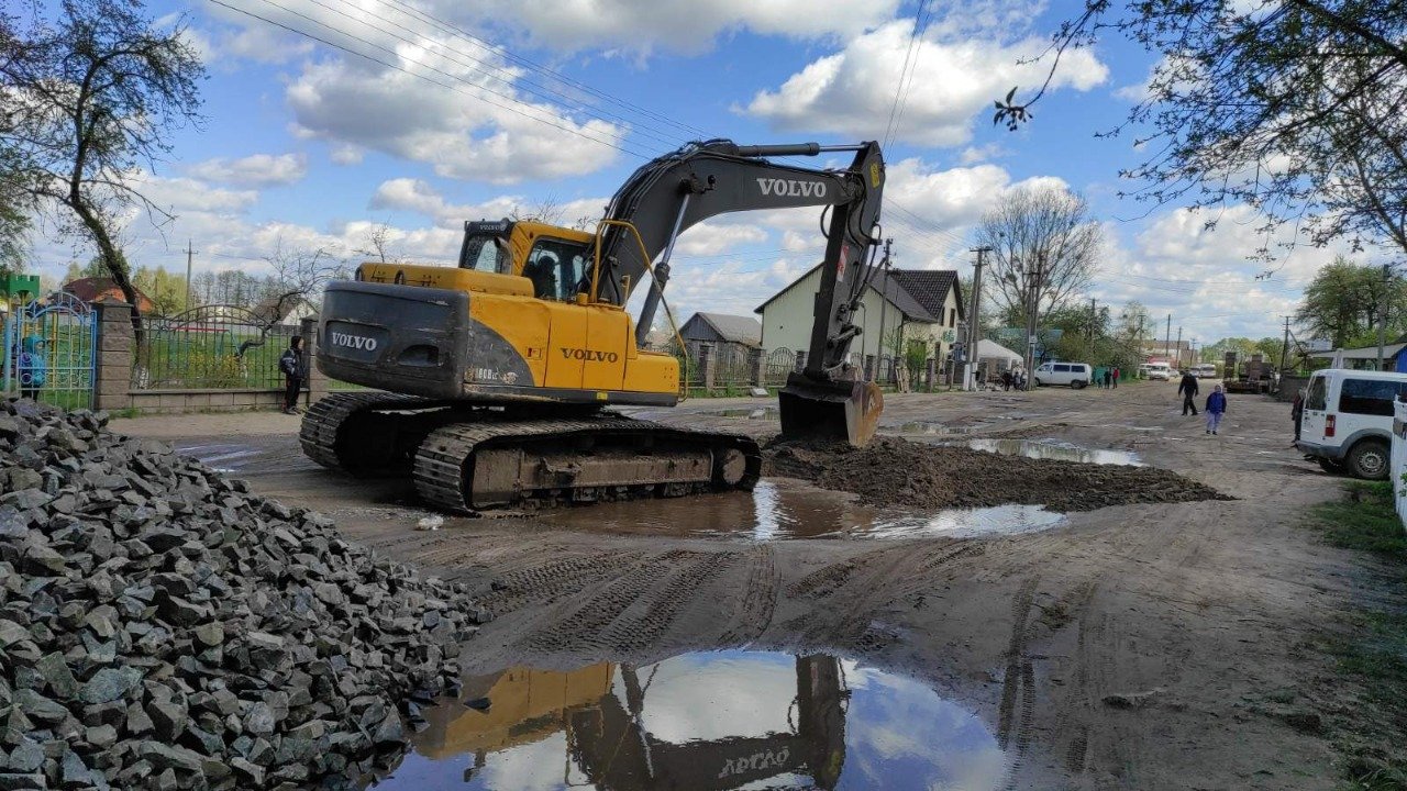 В одному з сіл Вараської громади розпочали ремонт централь..., фото-1 В одному з сіл Вараської громади розпочали ремонт центральної дороги, фото-1