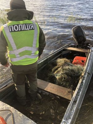 Майже кілометр сітки і не тільки: на Хрінницькому водосховищі рибохоронці упіймали мешканців, які ловили рибу забороненими знаряддями, фото-4