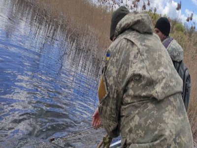 Майже кілометр сітки і не тільки: на Хрінницькому водосховищі рибохоронці упіймали мешканців, які ловили рибу забороненими знаряддями, фото-3