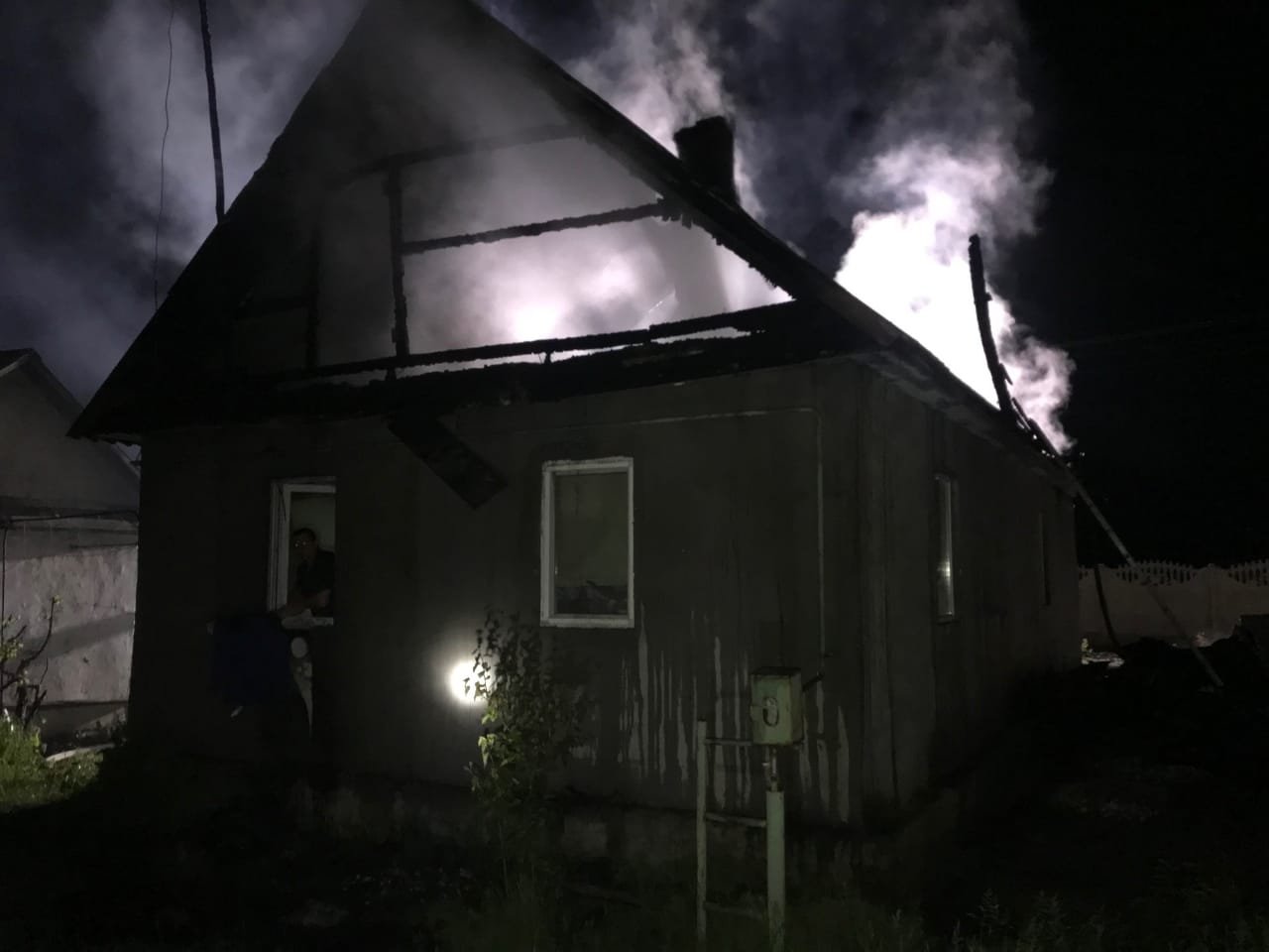 У Рівненському районі спалахнув житловий будинок