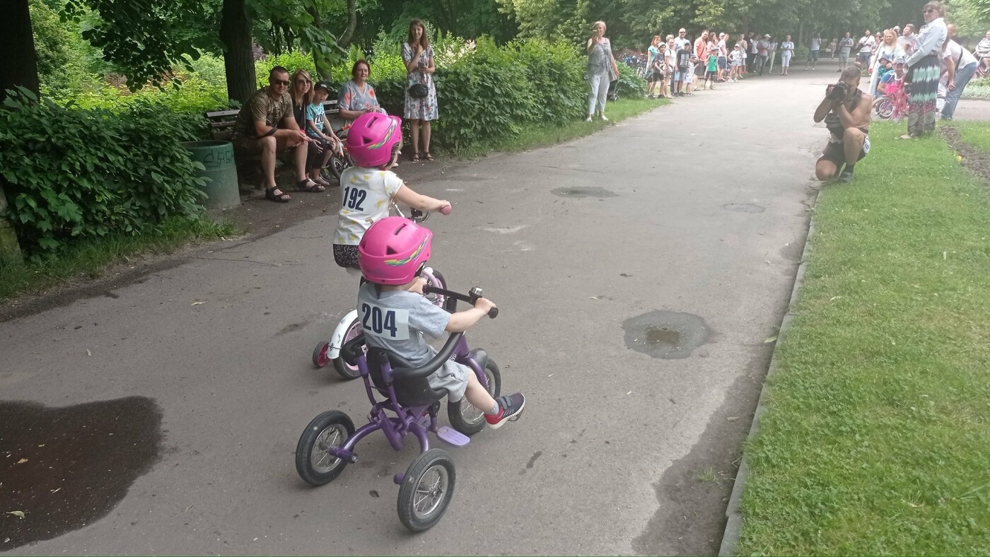 З нагоди Дня батька у Рівному провели велоперегони серед дошкільнят (ФОТО), фото-6