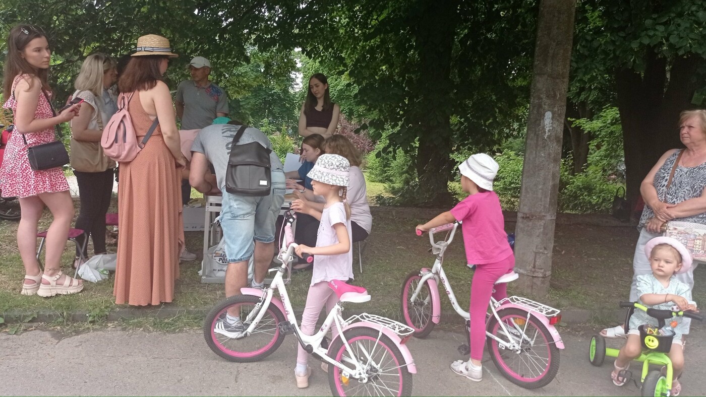 З нагоди Дня батька у Рівному провели велоперегони серед дошкільнят