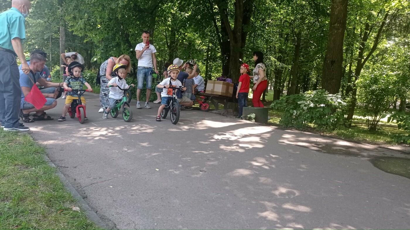 З нагоди Дня батька у Рівному провели велоперегони серед дошкільнят (ФОТО), фото-1