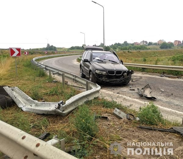 Не вибрала безпечної швидкості: відомі подробиці зіткнення "BMW X5" з відбійником, фото-1