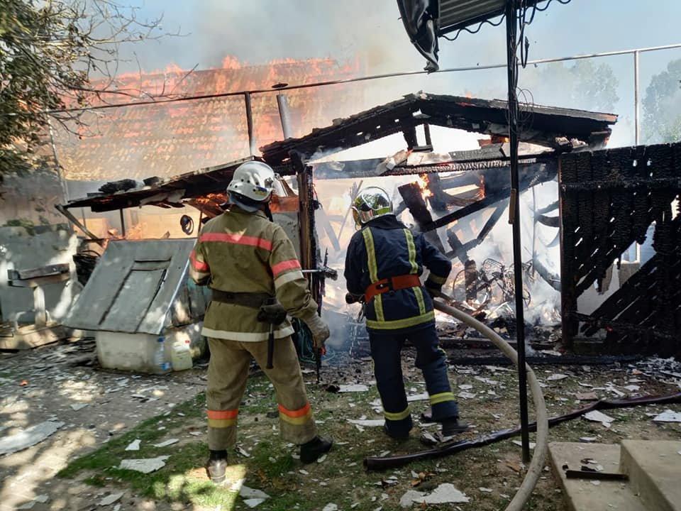 На Рівненщині згорів гараж, а господарча будівля лишилася без даху