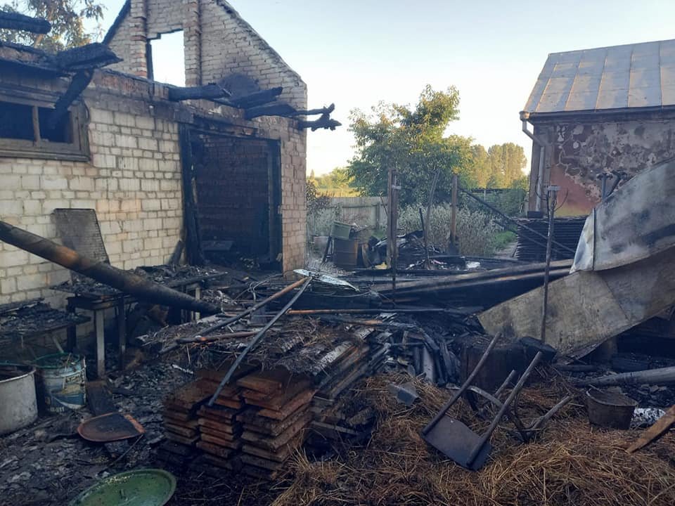 На Рівненщині згорів гараж, а господарча будівля лишилася без даху