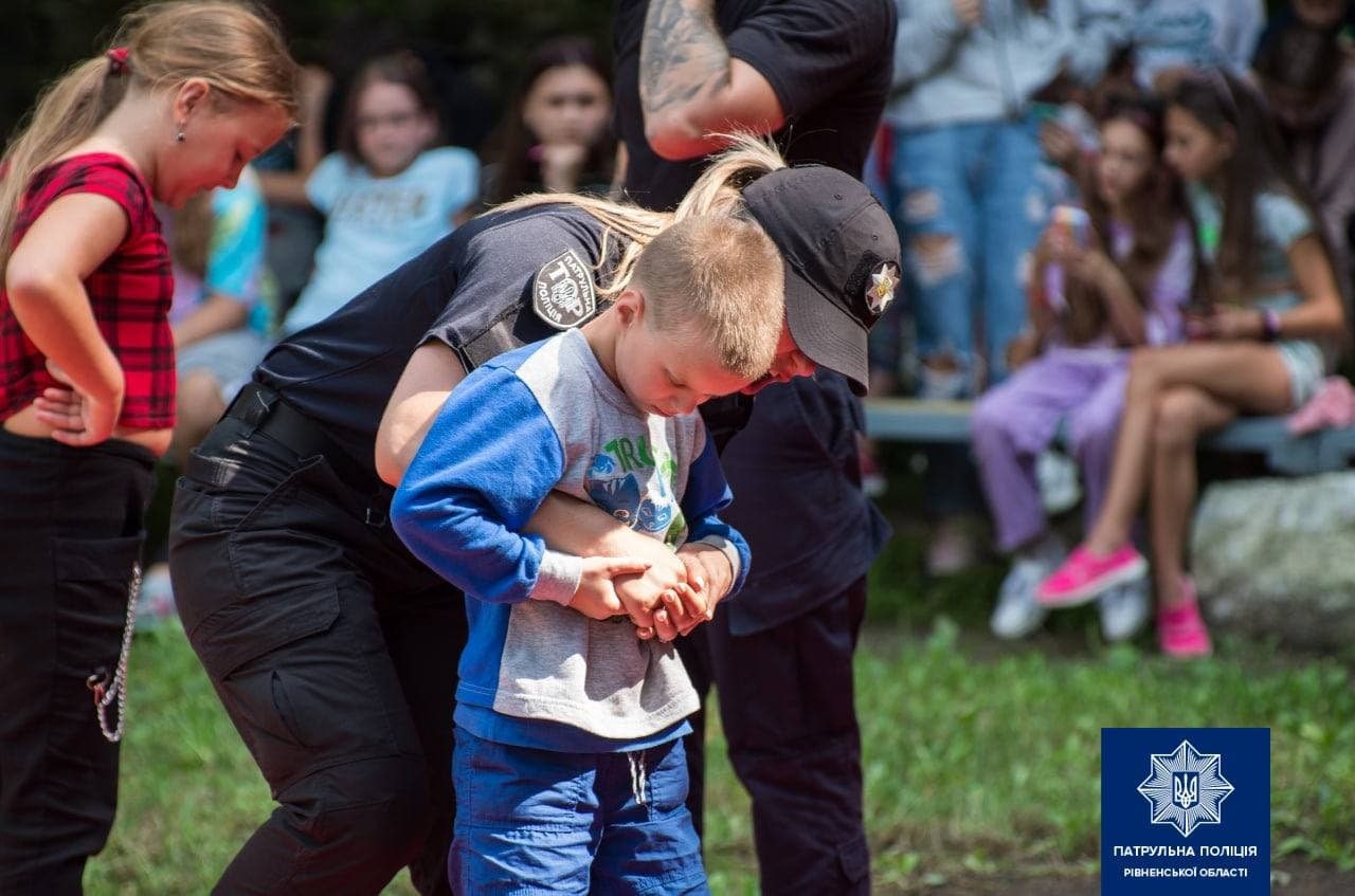 Рівненські патрульні влаштували для дітей "День з поліцейськими"