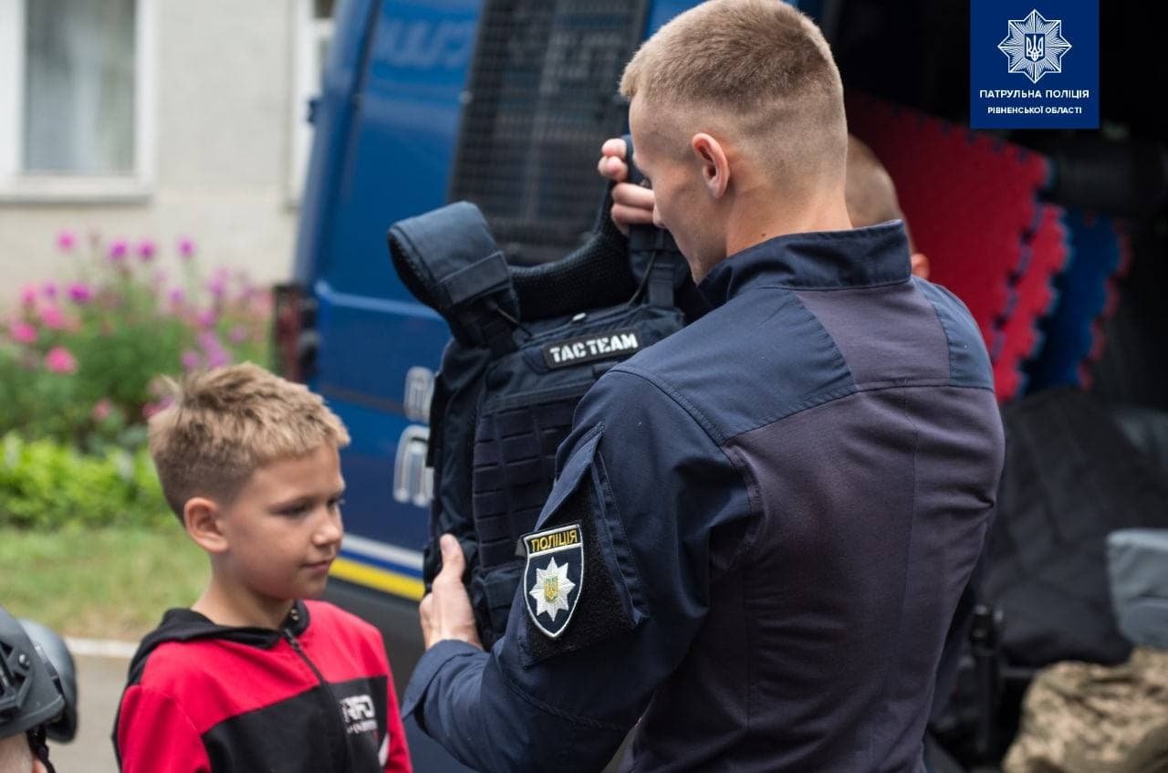 Рівненські патрульні влаштували для дітей "День з поліцейськими"