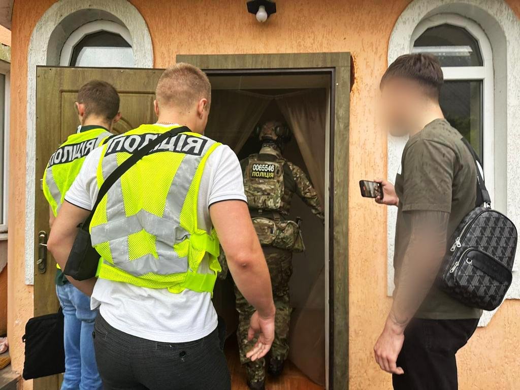 Під прикриттям продажу автомобілів та квадрокоптерів для військових потреб організована злочинна група була виявлена Національною поліцією, яка заволоділа понад 20 мільйонами гривень.