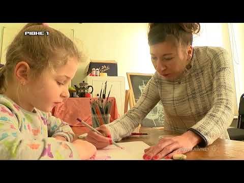 Художниця-переселенка навчає дітей малюванню на Рівненщині Художниця-переселенка навчає дітей малюванню на Рівненщині