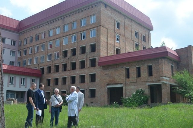 Над довгобудом онкодиспансеру Рівного працюють проектанти Над довгобудом онкодиспансеру Рівного працюють проектанти, Катя Давидчук