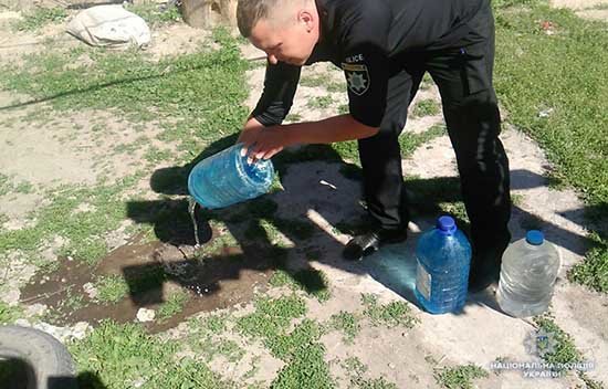 У жителів Рівненщини поліцейські виявили 255 літрів самогону та пон... У жителів Рівненщини поліцейські виявили 255 літрів самогону та понад 700 — закваски, Катя Давидчук
