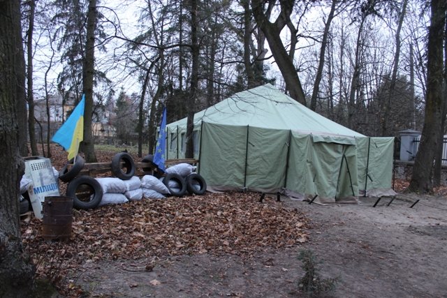 Барикади, щити та намет. У Рівному істалюють події "Революції гідно... Барикади, щити та намет. У Рівному істалюють події "Революції гідності", Дарія Горбатюк
