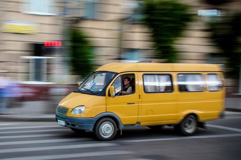 У Рівному маршрутники їздять на перегонки, мало не розгубивши пасаж... У Рівному маршрутники їздять на перегонки, мало не розгубивши пасажирів, Дарія Горбатюк