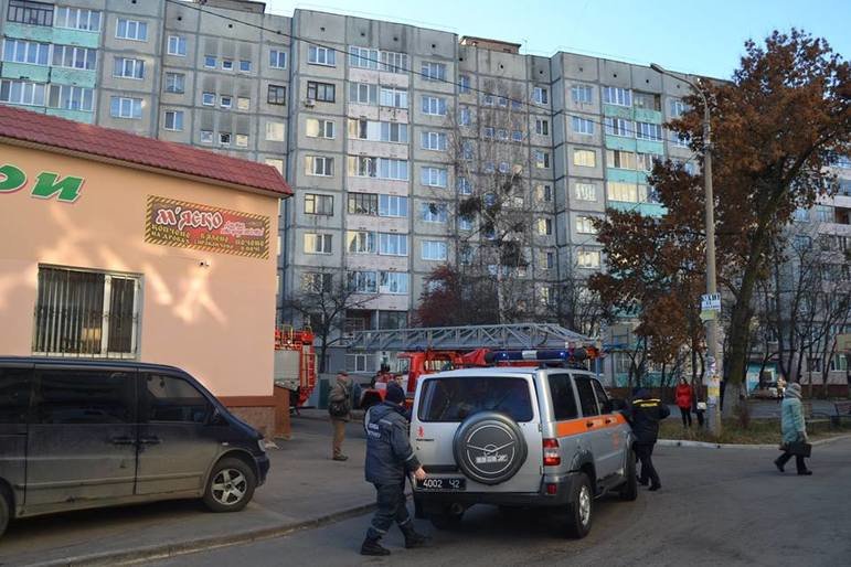 Рівненські вогнеборці відреагували на замикання електромережі в ліф... Рівненські вогнеборці відреагували на замикання електромережі в ліфтовій шахті, Степан Молчан