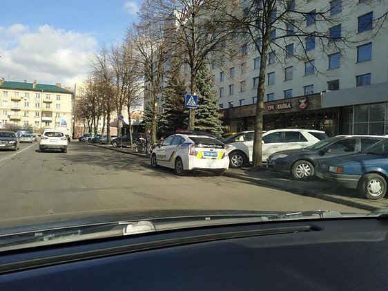 Рівненські патрульні паркуються на пішоходному переході (ФОТО) Рівненські патрульні паркуються на пішоходному переході (ФОТО)